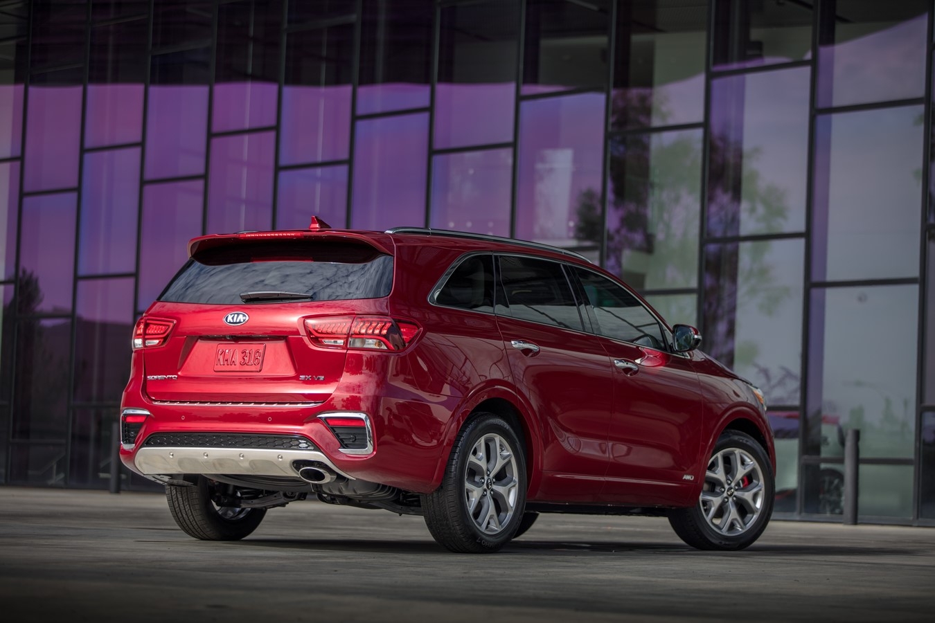 Kia Sorento 2020 rouge, vue de dos et de biais