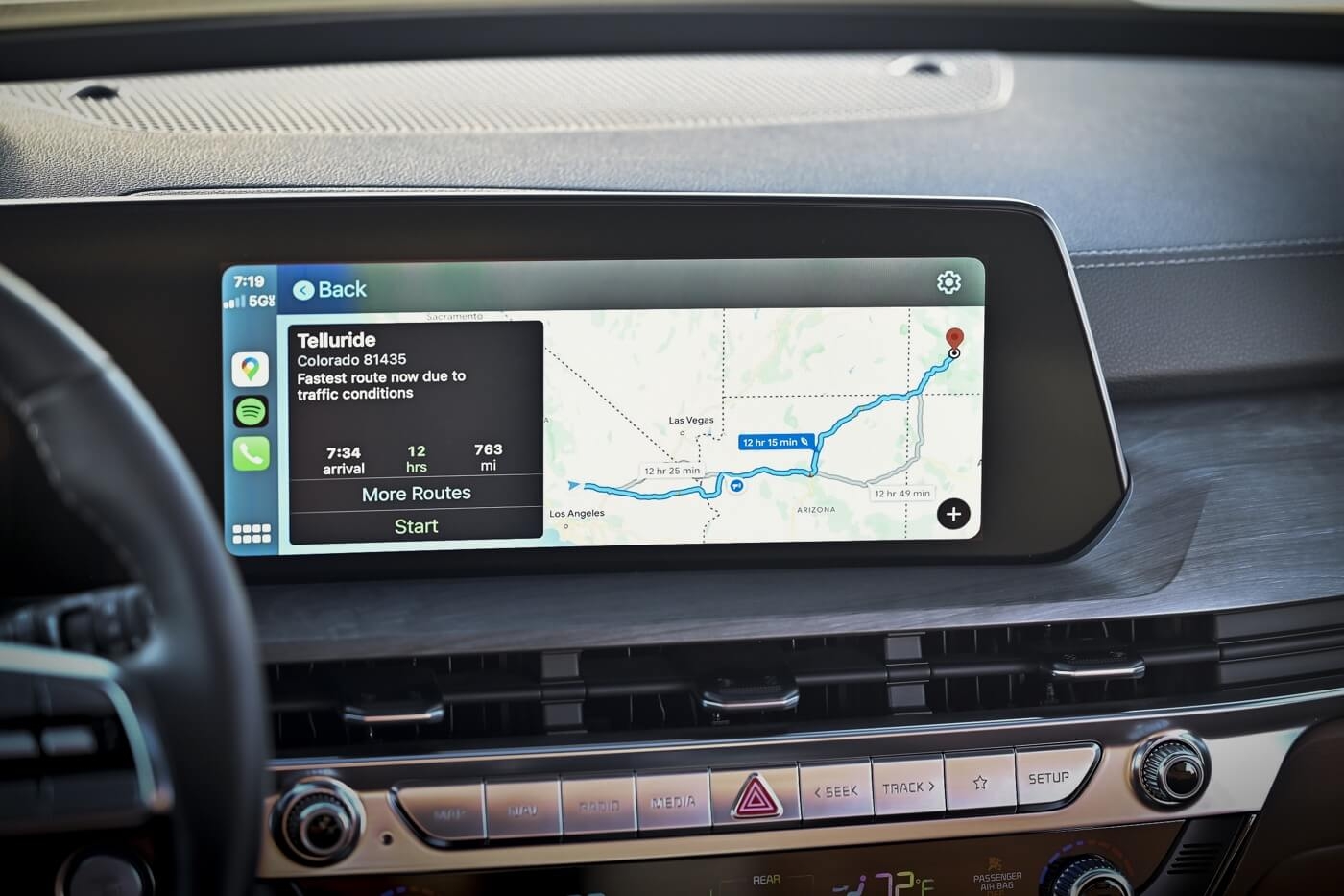 L'écran tactile du Kia Telluride 2024 diffusant l'itinéraire du navigateur intégré.