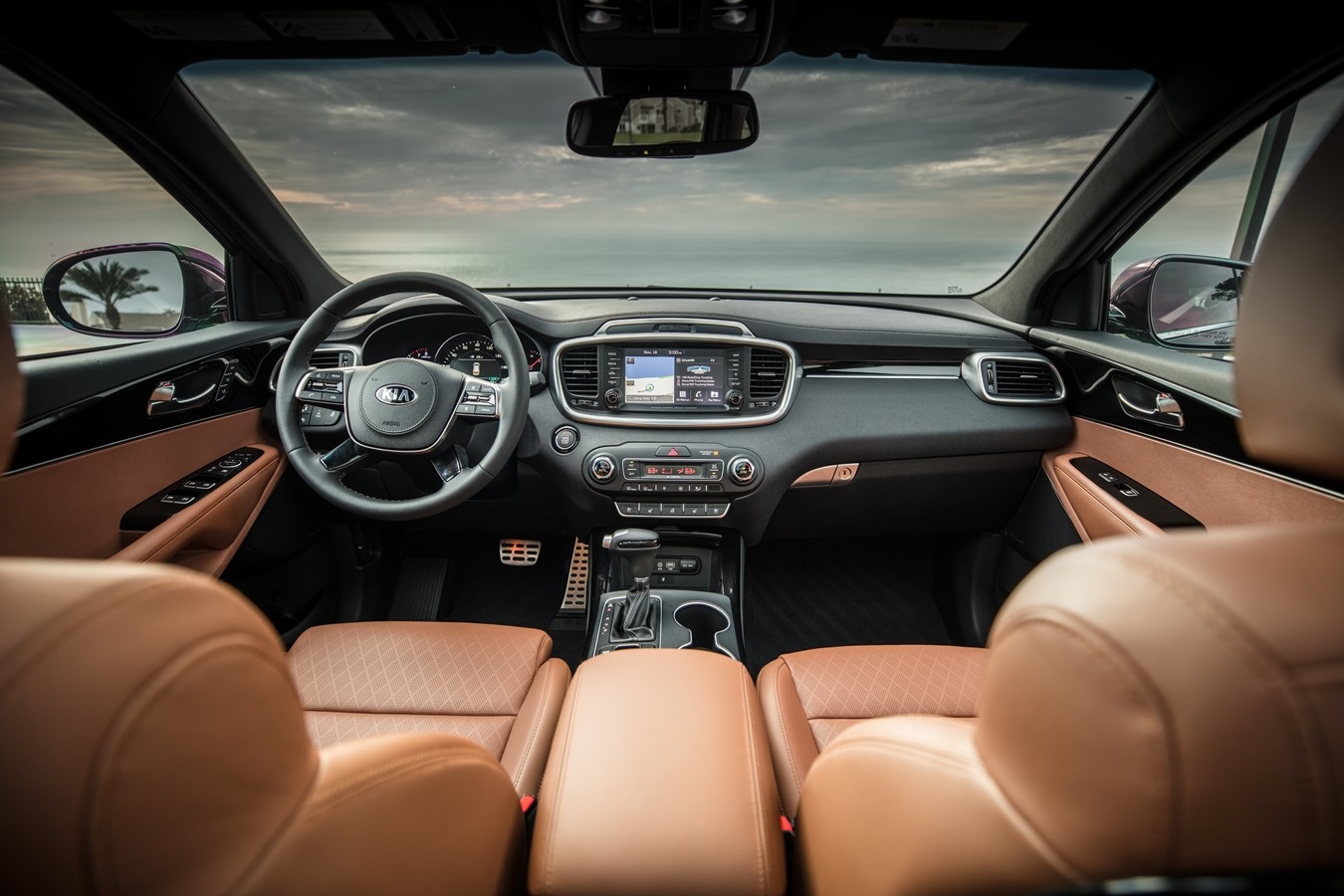 Intérieur beige du Kia Sorento 2020 vue du panneau avant noir depuis l'entre 2 sièges avant