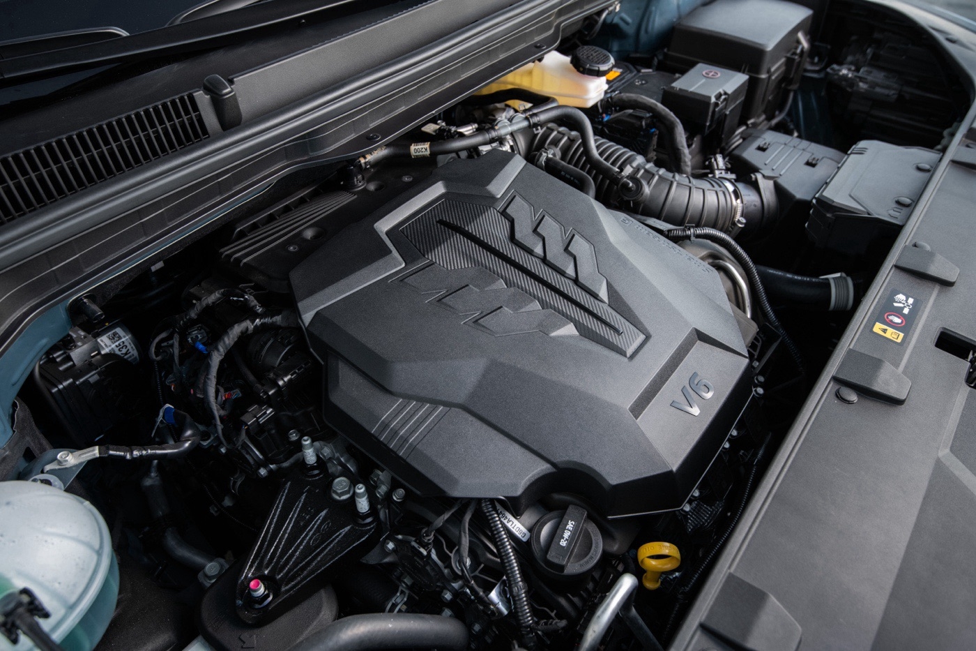 Le moteur V6 sous le capot du Kia Carnival 2024.